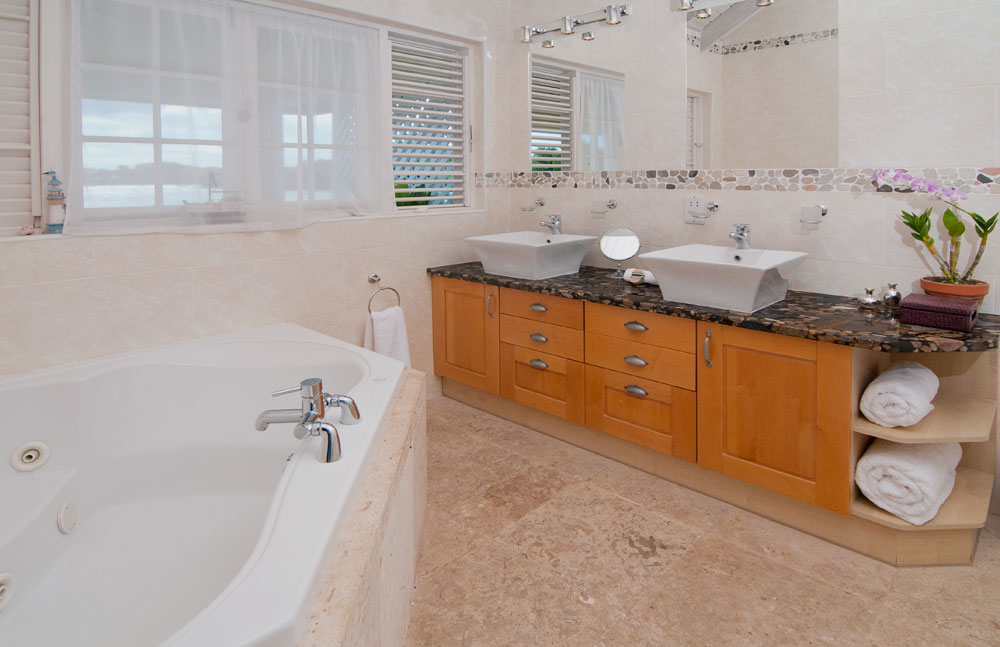 Rolling Surf - Luxury Beachside Villa — photo 12