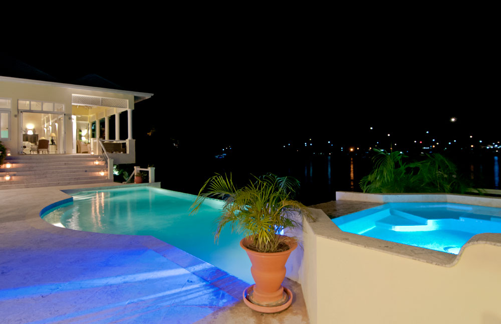 Rolling Surf - Luxury Beachside Villa — photo 17
