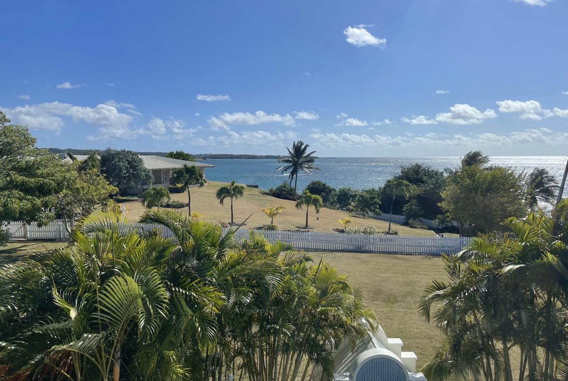 Sun-Filled Villa at Coral Cove — photo 2
